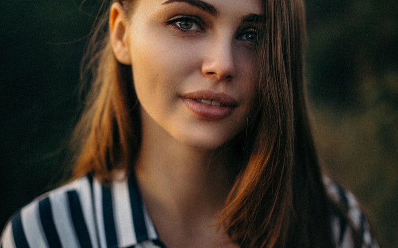 一位女性在日常生活中穿着瑜伽裤进行休闲活动